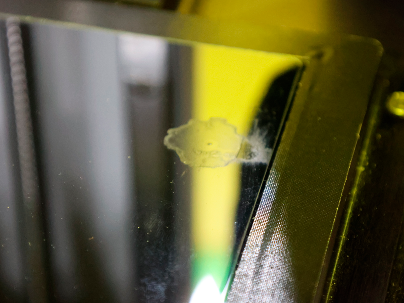 Arañazos na placa de montagem e a consequente fuga de LCD por uma membrana perfurada